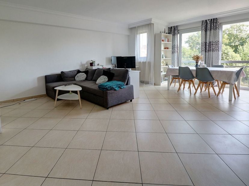 Proximité Delta, appt de +-100m² rénové en 2021 et composé de :<br />
- 2 chambres en parquet (14-9m²) avec volets électriques<br />
- 1 living en car
