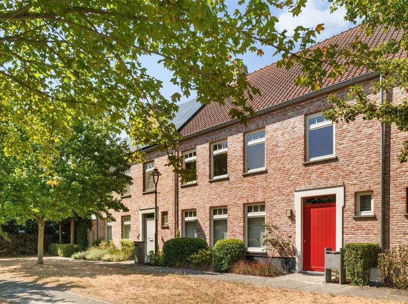 Deze recente karaktervolle woning in het prachtige woonerf Stokhove combineert comfort, ruimte en een praktische indeling. <br />
<br />
Met 214m² b