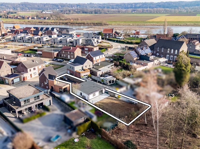 Gunstig gelegen woning met 3 slaapkamers ; voor gelijkvloers wonen. Met grote parking vóór de woning. Er is een ruim terras en tuin. Het perceel is 54