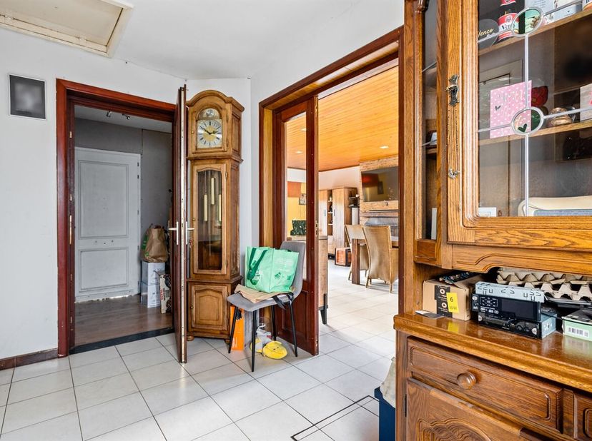 Ligging: De woning is rustig gelegen, in de nabijheid van winkels, scholen en belangrijke verbindingswegen. <br />
Beschrijving: Via de inkomhal, die