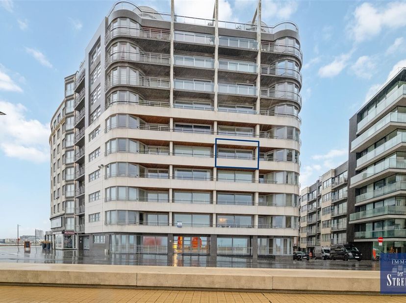 Bel appartement aux finitions de qualité situé au 4ème étage de la prestigieuse Résidence Commodore bénéficiant d'une situation sublime en front de me