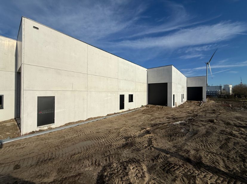 Op een strategische en vlot bereikbare locatie in Evergem bevindt zich deze nieuwbouw KMO-unit met een oppervlakte van 380 m² + 107 m² kantoor.<br />