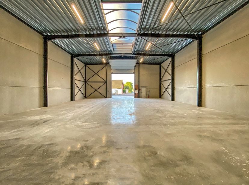 Geïsoleerde nieuwbouwloods 9G (loods 2) te huur op een industrie- ambachtzone te Vleteren. Deze loods is gebouwd in 2025 en beslaat een oppervlakte va
