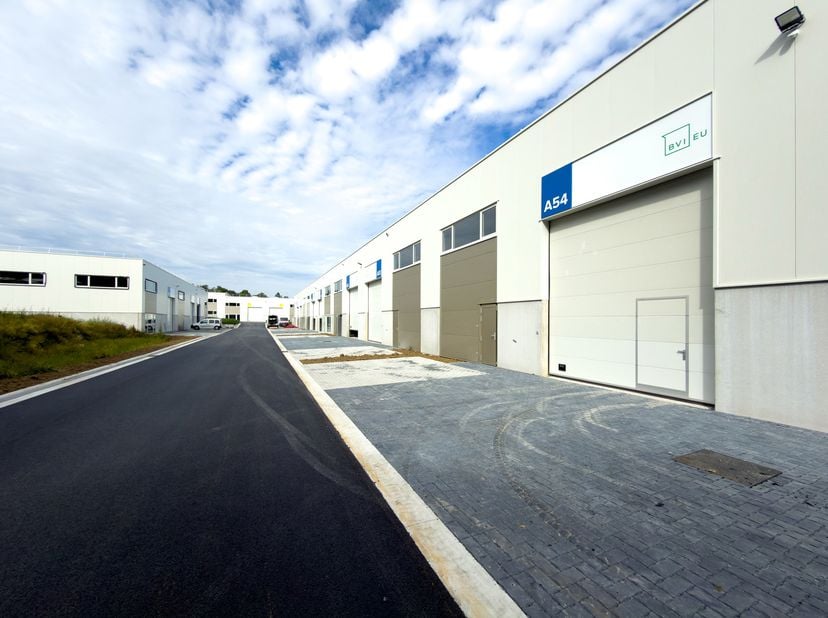 La seule unité de 180m² NEUVE disponible immédiatement à la vente sur Nivelles <br />
IDEAL POUR STOCKAGE ET ATELIER + BUREAUX<br />
LOCALISATION :<br