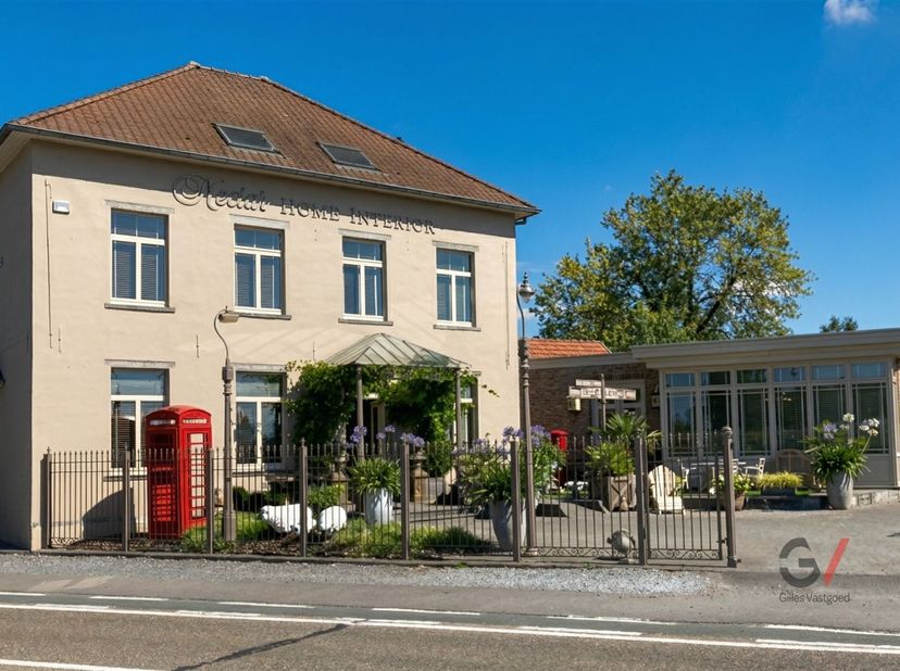 Vous recherchez un maximum de visibilité et de confort ? Ce bâtiment commercial polyvalent situé sur la Mechelsesteenweg offre une occasion unique de