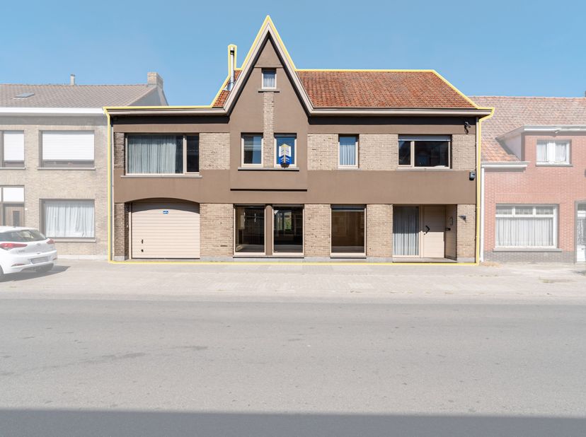 Op zoek naar een ruime woning die u volledig naar eigen smaak kunt renoveren? Deze woning geniet van een gunstige ligging nabij het centrum van Wingen