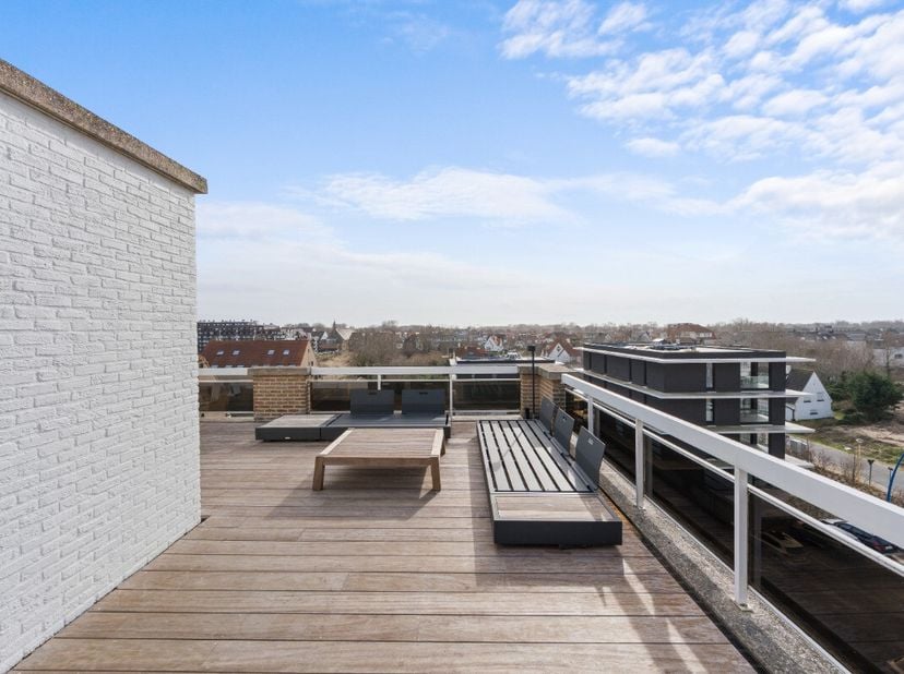 e koop: unieke penthouse in Sint-Idesbald (Ster Der Zee), gelegen aan de Koninginnelaan, met prachtig zicht op zee en duinen. Deze uitzonderlijke pent