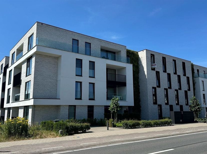 Appartement moderne de 2 chambres avec terrasse, place de parking et débarras à Oud-Turnhout<br />
Situation : <br />
Situé sur la Steenweg op Turnhou