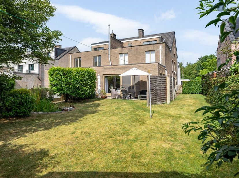 Op een uiterst rustige locatie te centrum Grobbendonk treffen we dit ruim duplex appartement met privatieve garage.<br />
<br />
Dit gezellig appartem
