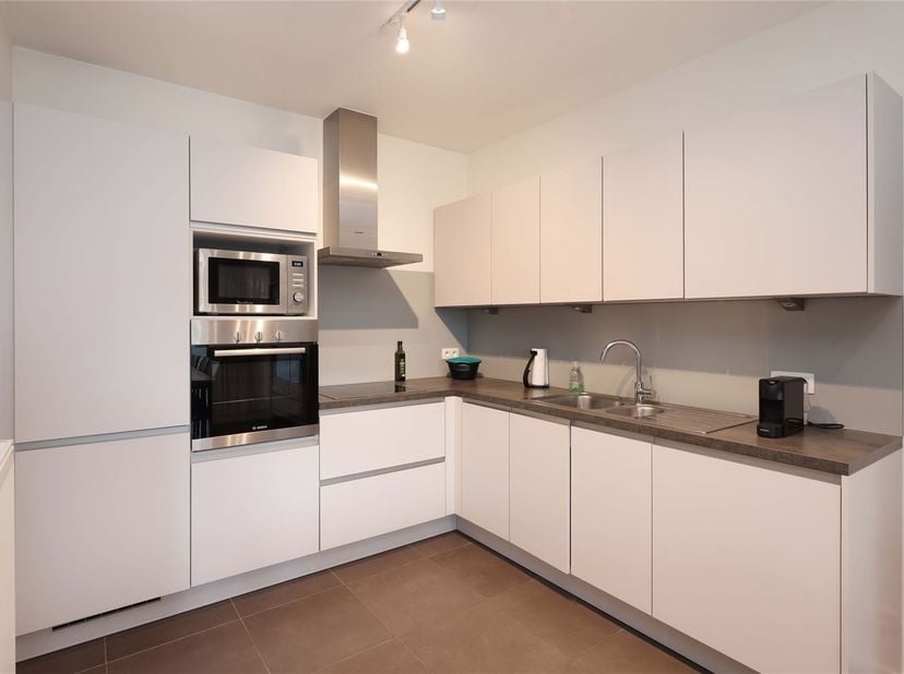 Energiezuinig appartement met ruim terras en autostaanplaats op toplocatie in Sint-Truiden<br />
<br />
Omgeving:<br />
+ Gelegen in een rustige en
