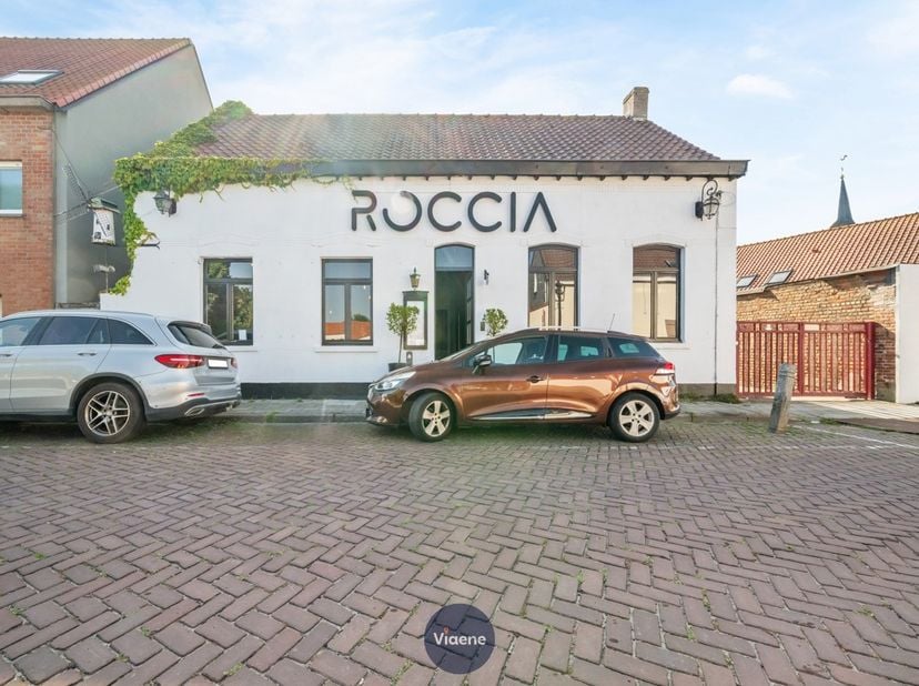 Karaktervol handelspand op een absolute toplocatie in het idyllische Stene-Dorp – opvallend gelegen pal in het bruisende dorpscentrum met een uitsteke