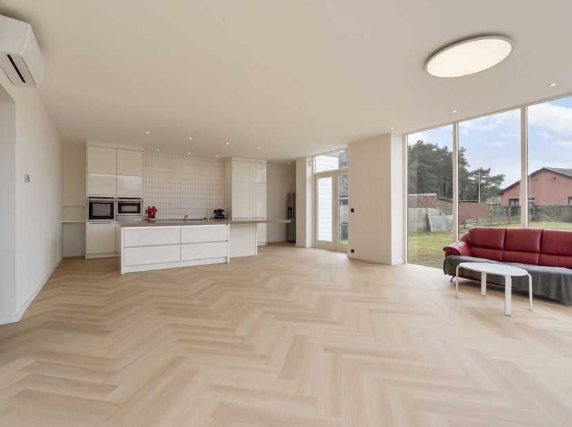 Le hall d'entrée spacieux donne accès aux différentes pièces de la maison. Le cœur de la maison est l'espace de vie particulièrement spacieux et lumin