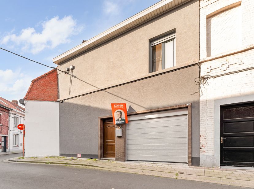 Deze woning is op zoek naar zijn nieuwe eigenaars!<br />
Je betreedt de woning via de inkomhal. Deze heeft toegang tot de garage met elektrische poort