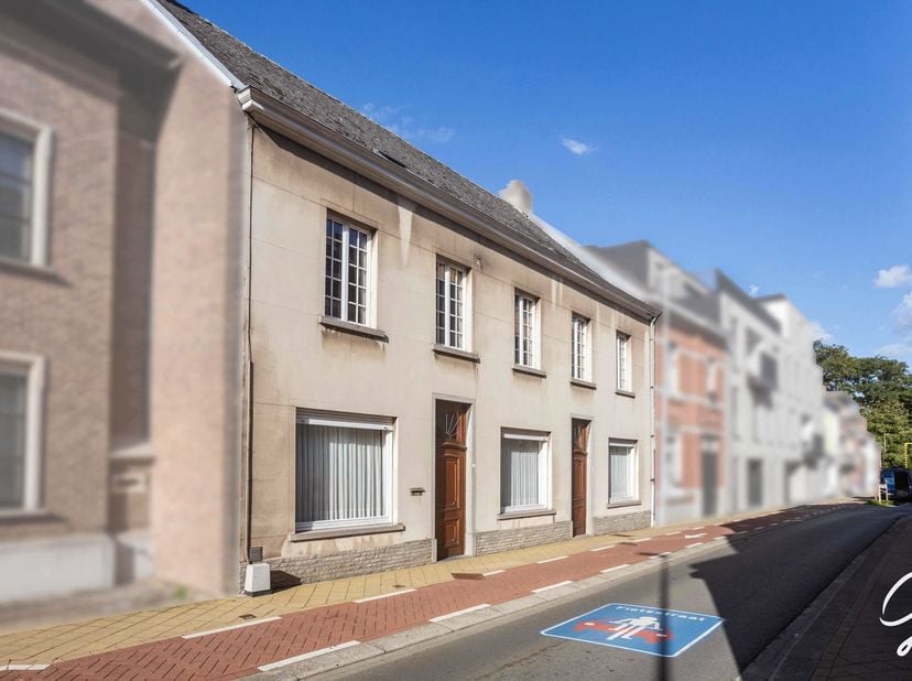 Te koop in centrum Lede! Ruime woning met tuin en tal van mogelijkheden!<br />
Het statige pand is geschikt voor grote gezinnen, kangoeroewonen en het
