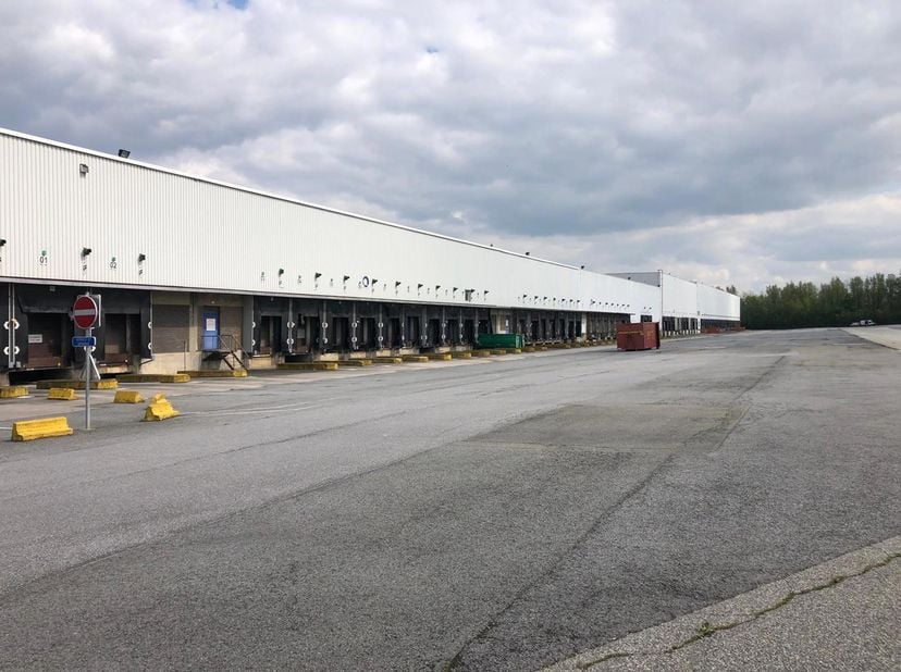 Unit 5 a<br />
<br />
- Magazijn : 5.440 m²<br />
- Kantoor : 340 m²<br />
- Vrije hoogte 11m50 m <br />
- Laadkades 7 (+7)<br />
- Bouw/ Renovatiejaa