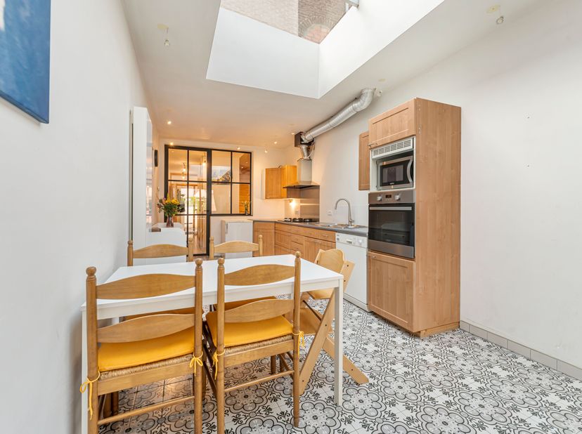 Gezellige, energiezuinige woning in centrum Kortrijk zoekt nieuwe eigenaars!<br />
Je betreedt de woning via de ruime inkomhal met vestiaire en voldoe