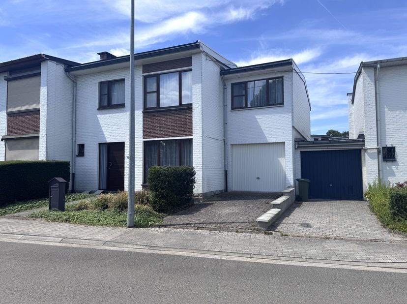 Op een rustige ligging in een doodlopende straat, in een gegeerde residentiële woonwijk te Egenhoven (Heverlee), bevindt zich deze ruime gezinswoning.