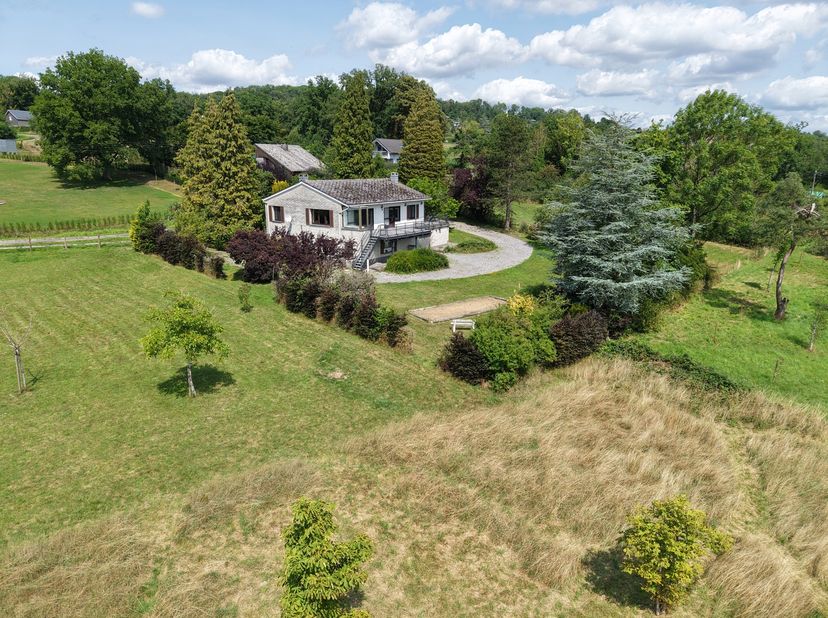 Gîte autorisé pour 14 personnes bénéficiant d'une magnifique situation dans le Domaine de Bellevue, à 5 km de Durbuy.<br />
Le bâtiment est implanté s