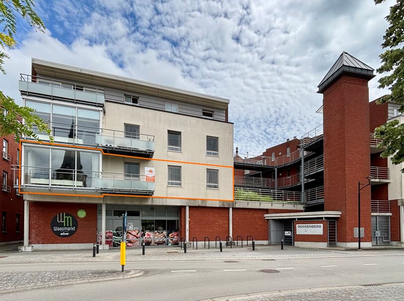 Dit volledig instapklare appartement in Residentie Roosenberg I bevindt zich in het centrum van Waasmunster, op wandelafstand van winkels, scholen en