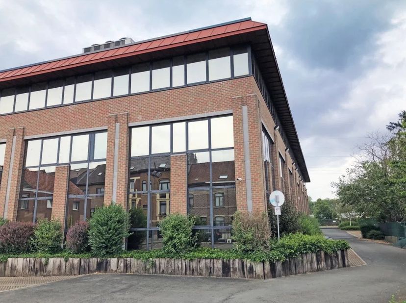 Bureaux de 932&amp;nbsp;m² à louer<br />
Idéalement situé à seulement 250 mètres de la sortie 18 du Ring de Bruxelles (R0), cet immeuble bénéficie d’un em