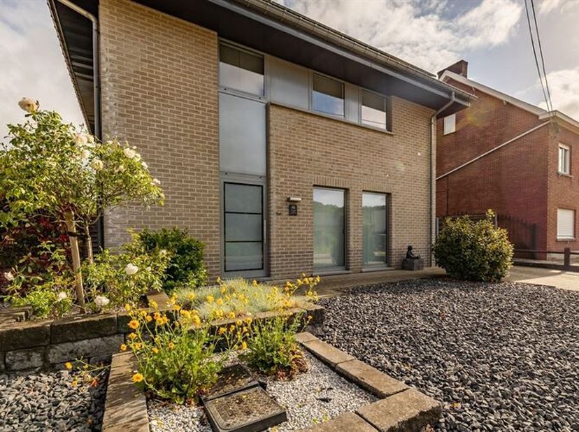 Deze woning onderscheidt zich niet door één troef, maar door het totaalplaatje. De combinatie van een recente kwaliteitsvolle afwerking, grote leefrui
