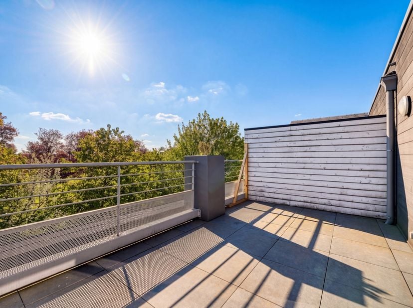 Découvrez ce superbe duplex neuf situé au deuxième étage d’une résidence composée de 11 appartements avec ascenseur. Ce bien vous séduira par ses volu