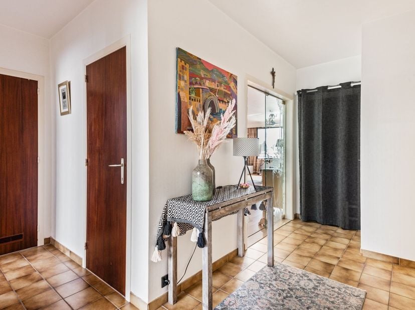 Cet appartement bien entretenu et en excellent état bénéficie d'un emplacement calme dans l'un des quartiers les plus prisés de Merksem. Écoles, comme