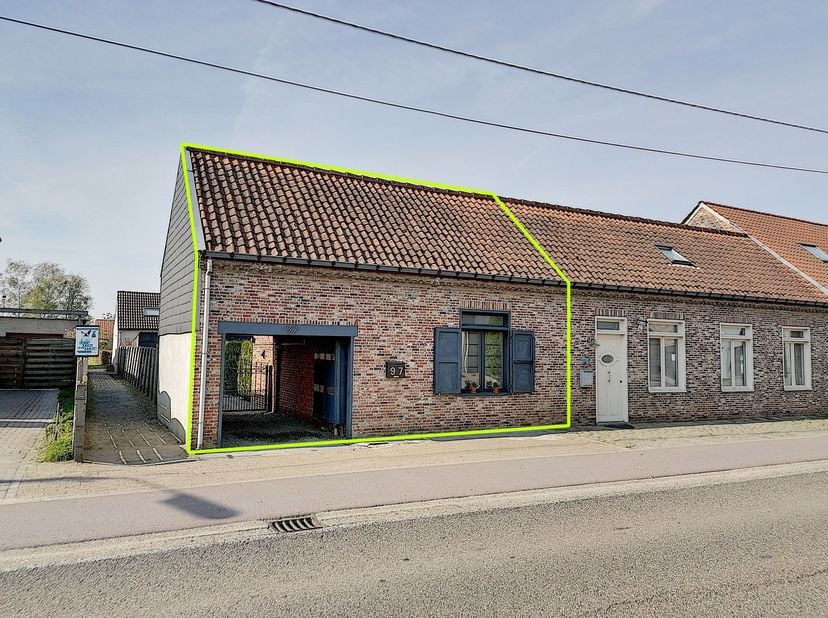 Leuke starterswoning op een perceel van 339m², gelegen aan de dorpsrand van Herenthout. Op het gelijkvloers beschikt deze woning over een geïnstalleer