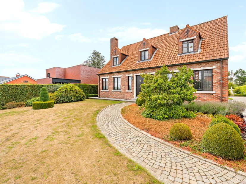 Rust, ruimte en wooncomfort komen perfect samen in deze uitstekend onderhouden villa aan de Heerlestraat 19 in Schulen (Herk-de-Stad). De woning genie