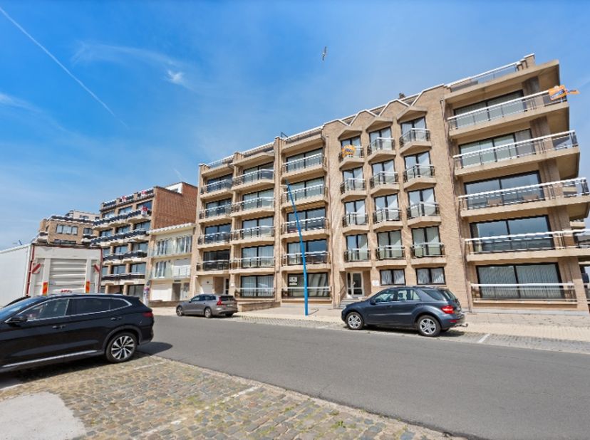 Op 5 stappen van duinen en zee te Sint-Idesbald en volledig instapklaar. Dit appartement heeft dankzij z'n fantastisch onderhoud alle nodige troeven v