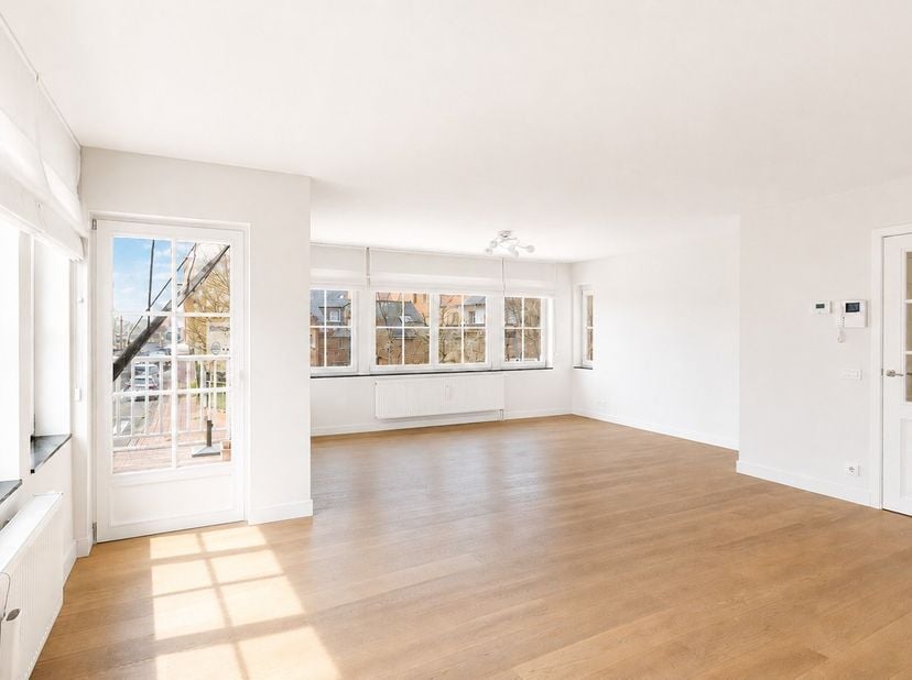 Dit appartement laat je optimaal genieten van zijn ligging. Alle winkels, trein- en tramhalte maar ook het strand en Scharpoord liggen binnen wandelaf