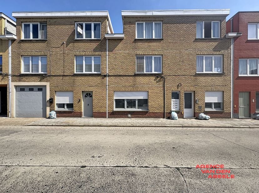 Cet appartement chaleureux situé à Sint-Kruis se trouve à proximité du centre et des commerces, vous offrant tout ce dont vous avez besoin à portée de