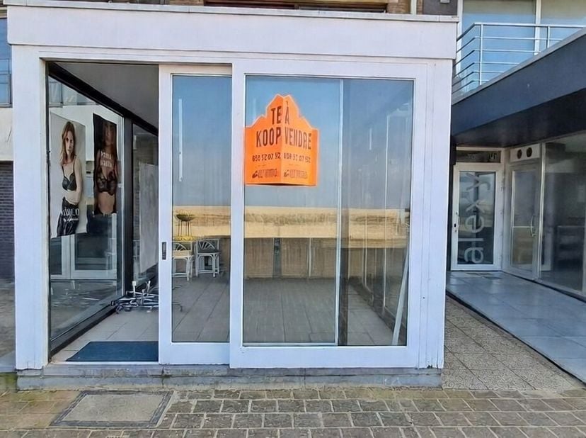 Goed gelegen handelsruimte op de zeedijk In Koksijde. Vooraan is er een open handelsruimte van 43 m2.  Aan de achterzijde is er een ingerichte studio