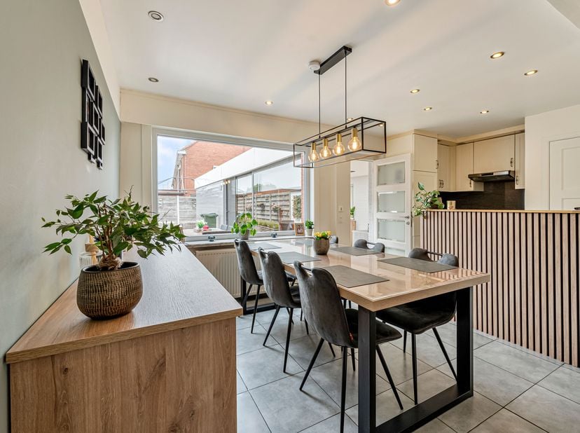 Instapklare woning met garage en diepe oprit te koop in Menen!<br />
We betreden de woning via de inkomhal met apart toilet en komen vervolgens in de