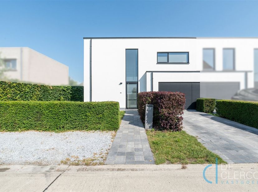 Deze moderne woning is gelegen in een doodlopende, super kindvriendelijke wijk aangelegd met een fijne ontmoetingsplaats en speeltuintje. De rustige l