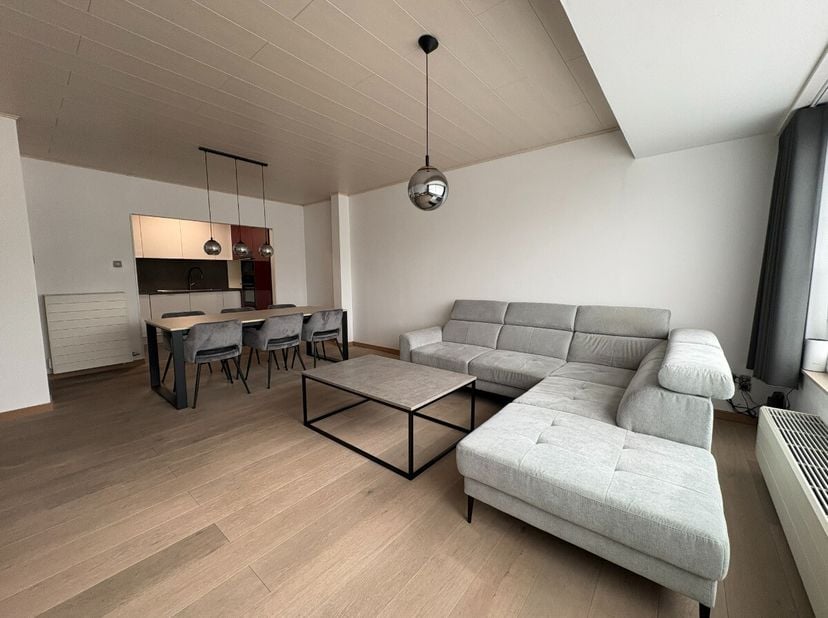 Instapklaar appartement met 2 slaapkamers, garagebox, kelderberging en terras in het centrum van Kuringen (Hasselt). Voor meer informatie ga naar: htt