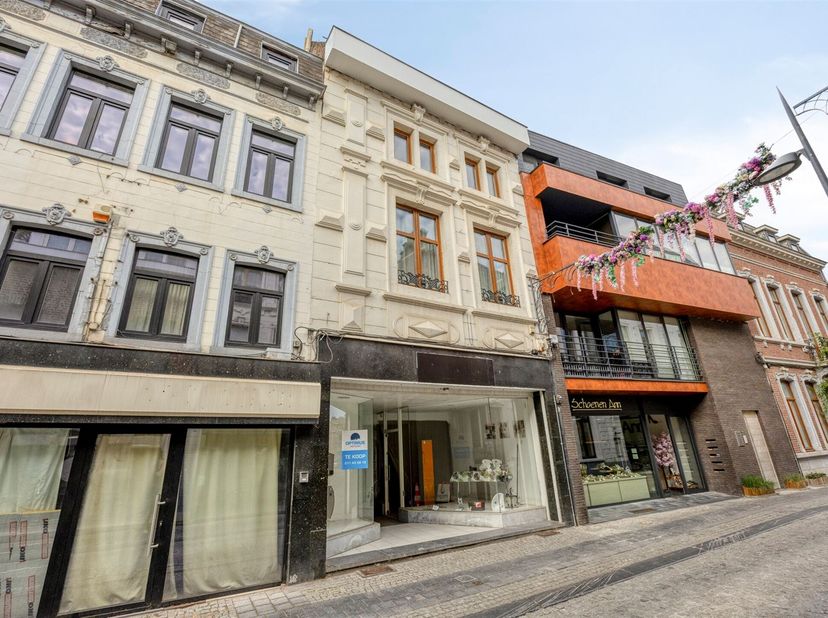 À VENDRE : Immeuble commercial avec logement et vaste entrepôt dans le centre de Tongres !<br />
Vous recherchez un local commercial avec logement da
