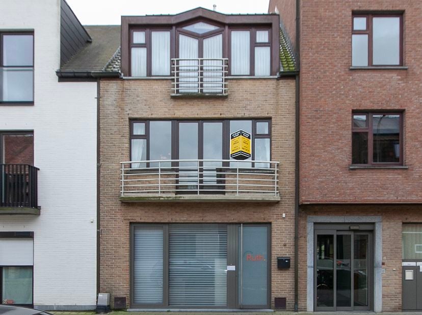 Appartement situé au centre de Kuurne, au 1er étage, avec un salon lumineux, une cuisine ouverte, un débarras, 2 chambres, une salle de bains et des t