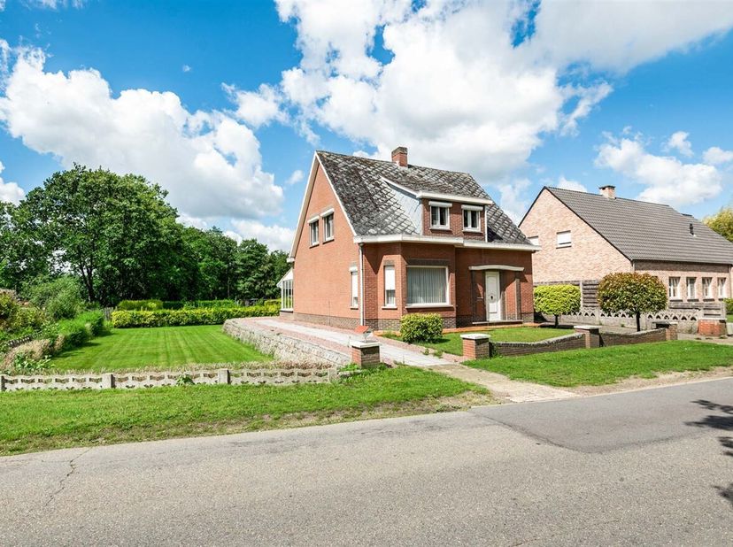 Te renoveren open bebouwing met 3 slaapkamers en garage in Mol<br />
Locatie:<br />
 Deze woning is rustig gelegen aan de Gompeldijk in Mol. Dankzij d