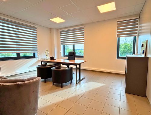                                         Kantoor te huur in Drogenbos, € 450
