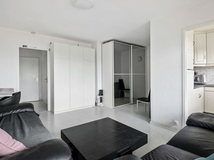 Gelegen in het rustige Koningin Fabiolapark geniet dit appartement van een groene en aangename woonomgeving, terwijl het centrum van Sint-Niklaas zich