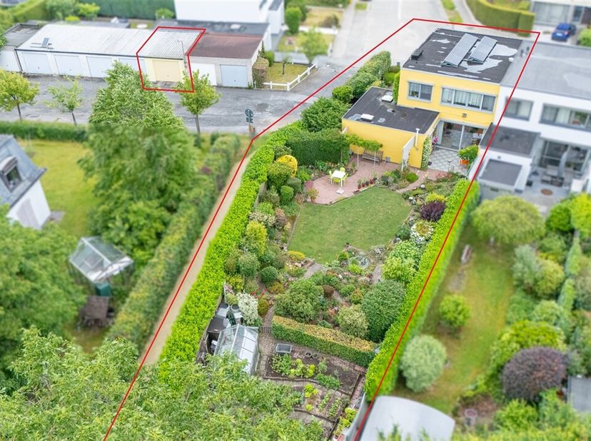 BEZOEKDAG VRIJDAG 26 JUNI 2026, enkel op afspraak.<br />
Deze fantastische gezinswoning met 3 slaapkamers en prachtig verzorgde siertuin (met serre en