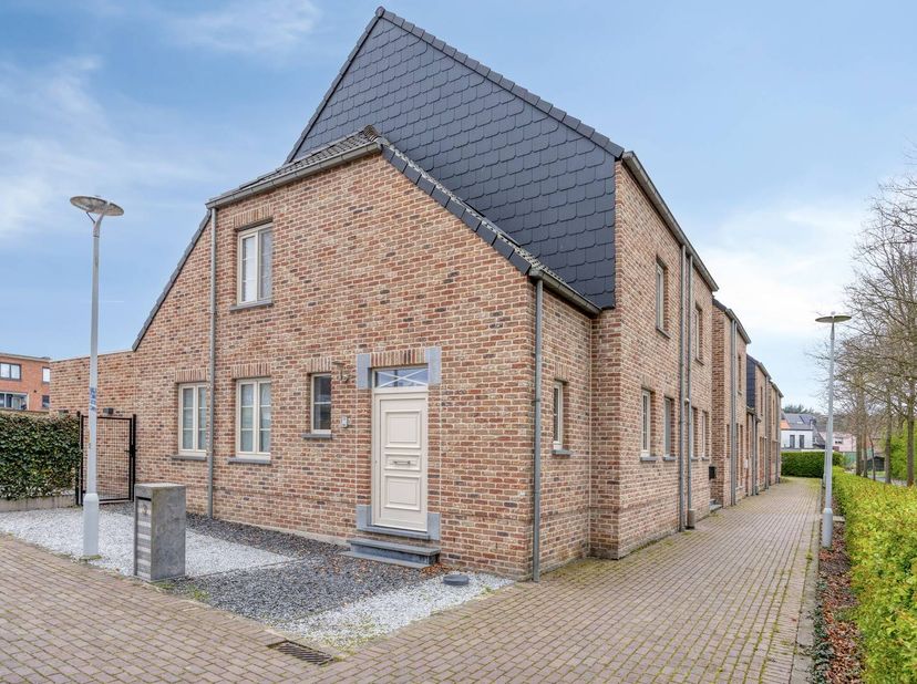 Bent u op zoek naar een ruime gezinswoning waar comfort en duurzaamheid centraal staan? Dit prachtig huis in Kruibeke biedt alles wat u nodig heeft. D