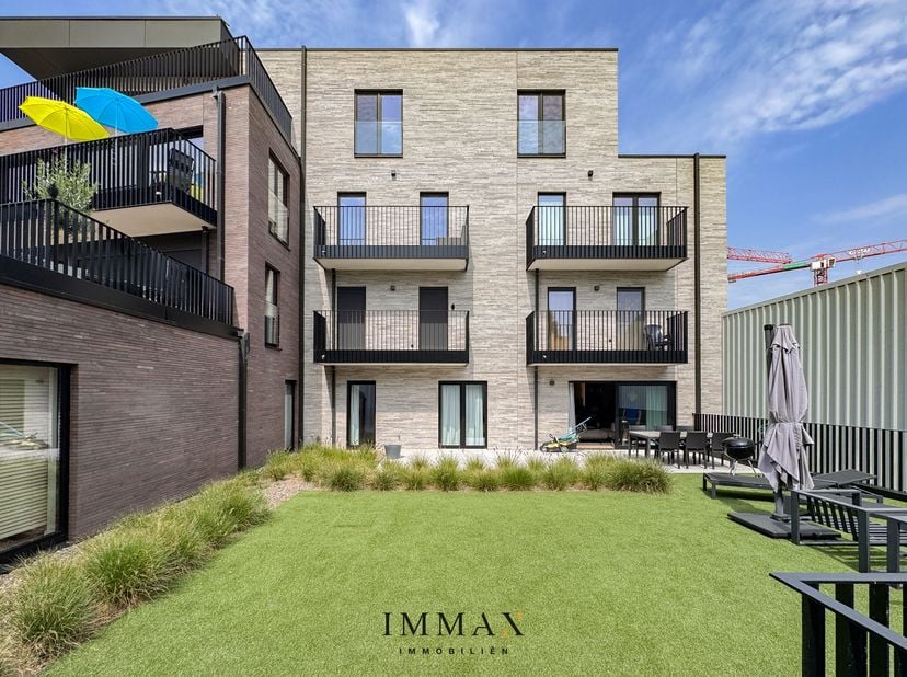 Cet appartement de plain-pied prêt à emménager, avec jardin orienté sud et grande terrasse, est situé au calme, à quelques pas du centre de Bruges et