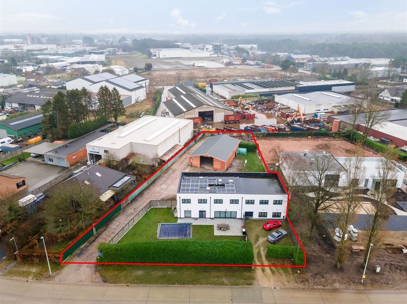 Multifunctioneel eigendom, volledig gerenoveerd, bestaande uit een grote woning met 5 slaapkamers en 2 badkamers, kantoren met aparte ingang, een opsl