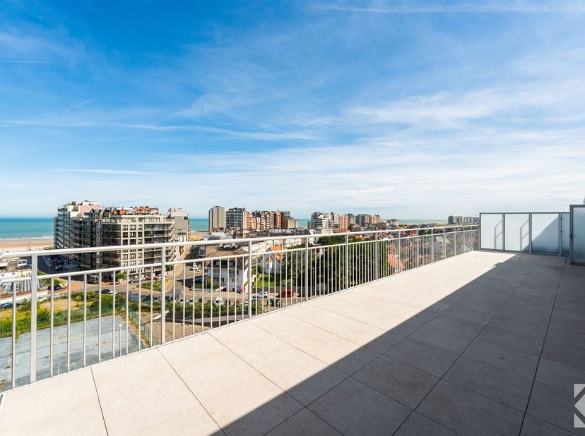 Penthouse moderne et entièrement rénové situé dans la résidence Horizon, récemment réaménagée, à Westende, comprenant 2 chambres, une surface habitabl