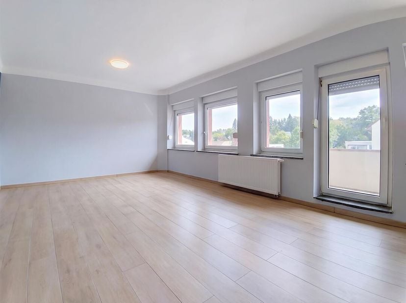 W Immobilière vous propose à Arlon ce magnifique appartement entièrement rénové de 122 m², offrant de très beaux volumes et un excellent niveau de con