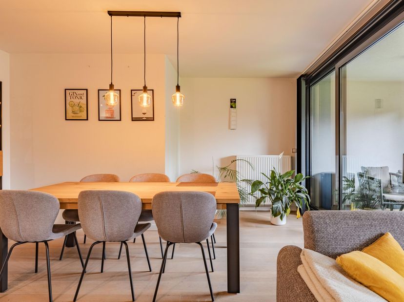Dit perfect onderhouden en instapklare appartement bevindt zich op een strategische, maar zeer rustige locatie en scoort uitstekend op energiezuinighe