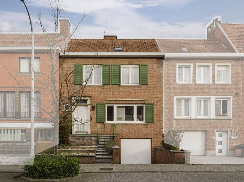 Bent u op zoek naar een karaktervolle burgerwoning op een uitstekende locatie in het centrum van Kortrijk, met ruimte voor verdere modernisatie en ver