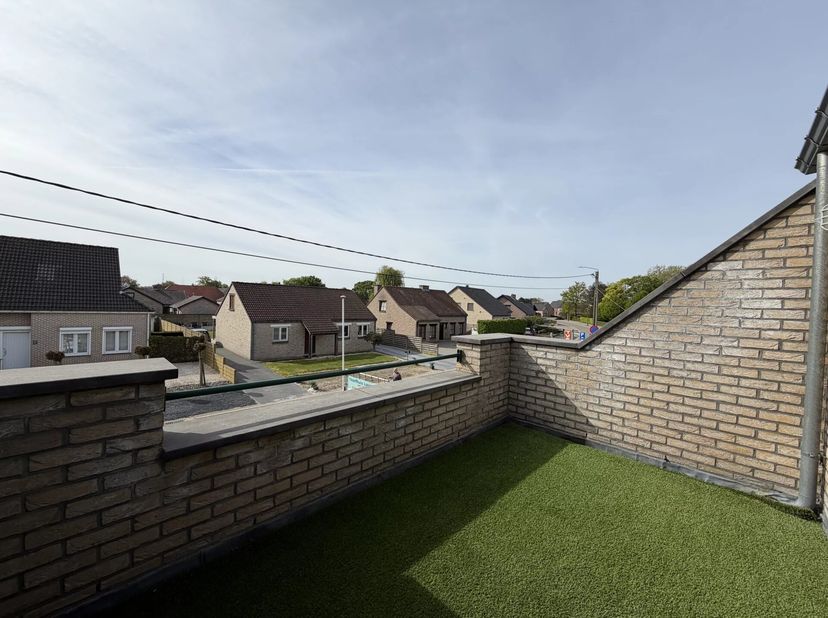 Comfortabel 2-slaapkamerappartement met terras en extra bergruimte. Dit lichtrijke appartement biedt een aangename leefruimte, een praktische keuken e